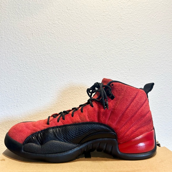 Jordan 12 Retro Reverse Flu Game size 10.5 CT8013-602 2020 PRE-OWNED - Picture 4 of 9